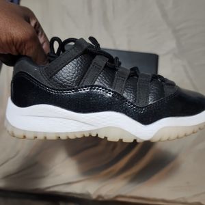 Jordan 11 Blk/Wht- Like New